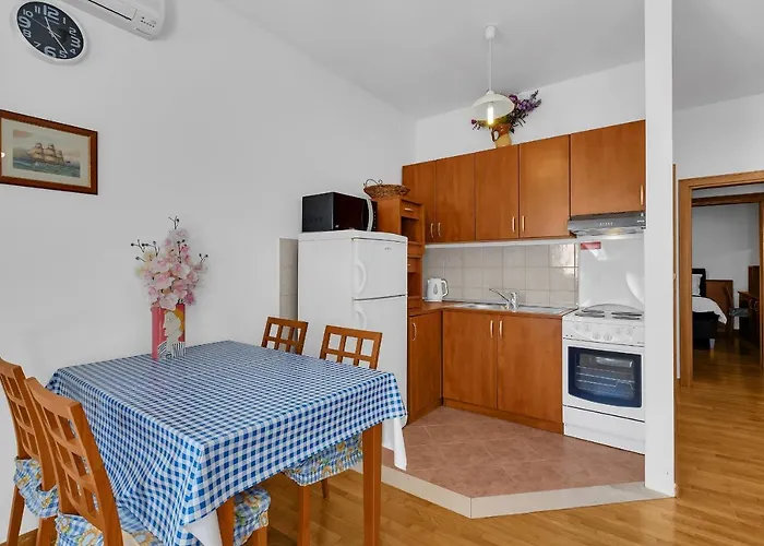 Blue * Μακάρσκα